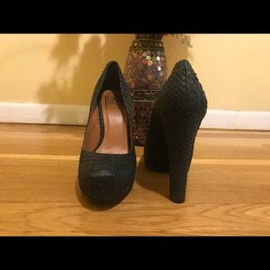 Pour La Victoire Heels